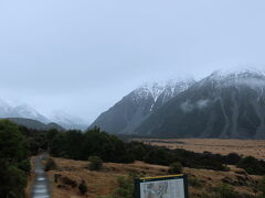 マウントクック2日目は昨日の天気予報通り、霧でした
ハイキング行くかどうか迷ったのですが、強い雨は降らなさそうだったので、昨日最後まで行けなかったフッカーバレーまで行きます