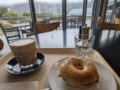 ラテとサーモンチーズサンドベーグルを頼みました
合計で17ドルくらいでした