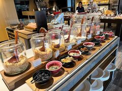 マリオットのプラチナ会員特典で無料朝食を選択しましたのでホテルでの朝食です。
こちらのホテルの朝食は本当に豪華で、朝からサムギョプサルもあるし和洋韓中たくさんの種類がありました！
