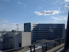 JAL407便は台風の影響を全く受けず、揺れ少なく（むしろ、今まで乗った飛行機の中で最も揺れが少ない方だったかも）、定刻通りフランクフルト空港（ターミナル２）に到着しました。

次はコンドル航空に乗り換えです。
コンドル航空が離発着するターミナル１へシャトル電車で移動します。