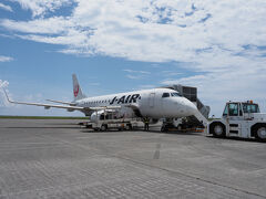 なんだかうまく行かないもんだね。　今回の旅路は・・・。
でも、いいや、飛行機乗るの好きなんだ（いい歳して）。

奄美→鹿児島（JAL３７２６便）１１時４０分発に乗ります。　あら？ジェット（エンブラエル170）だね。