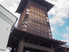 【時の鐘】

時の鐘は、寛永年間に川越城主酒井忠勝が、城下多賀町に建てたものが最初と言われています。現在の鐘楼は、明治26年に起きた川越大火の翌年に再建されたもので、3層構造の塔で、高さ約16m。暮らしに欠かせない「時」を告げてきた川越のシンボルです。（「ちょこたび埼玉」HPより）