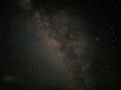 〈サイプレスリゾート久米島〉

夜は、満点の星空で願い事を。
ホテル近くは、明かりがありますが少し歩くと真っ暗になりますので星空見るにはおすすめの場所です。
ひとつ前の写真の防波堤に寝転がれるので、砂に塗れずに星を楽しむ事ができます。

▼サイプレスリゾート久米島
住所：沖縄県島尻郡久米島町大原803-1
cypresshotels.jp
