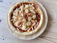 〈バックショアランチ〉

オーシャンビューの店内で頂く、ガーリックシュリンプピザは最高そのものです^_^！
店内の雰囲気も、木を基調としていて暖かいです。

▼バックショアランチ
営業時間：10:00～18:00
GoogleMap：https://maps.app.goo.gl/FrCyhqRk2PHuTYse9?g_st=com.google.maps.preview.copy

