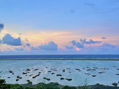 〈サイプレスリゾート久米島　オーシャンビューからの朝焼け〉

5:45 朝日が部屋に入り込み目覚めました。ベランダに出てみるとこの絶景…。朝から幸せです