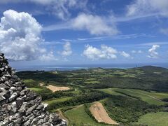 〈宇江城城跡〉
山頂に登る途中、岩肌がすぐ側にあります。風を遮るものがなく、直に風を受けますので足元気をつけて下さいね。