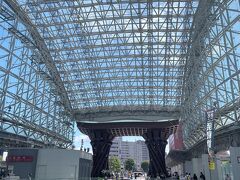 金沢駅に到着。
幾何学模様のガラスの天井が迎えてくれます。