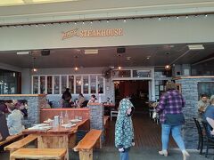 昼食はこちらでステーキ