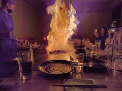 夕食は豪華に鉄板焼。でもメインはステーキだったので、昼も夜もステーキは腸弱には過酷だとアンケートに記入。（美味しくても半分位残したが、やはり翌日は消化不良に…）なぜか料理の写真が無い。