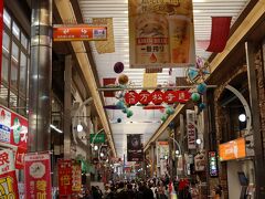 大須商店街は飲食店、ファッション、電機屋、薬局、インテリア店など、色んな商店が大小入り乱れ立ち並び、商店街のドン・キホーテ版の様です