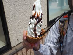 久しぶりの海外旅行が楽しみ過ぎて家にいられず、かなり早めに出発してしまったので、酒々井アウトレットに行ってお買い物をしました。
アウトレットで欲しかったサンダルをGETした私は
こりゃーいい旅行になりそうだね！
なーんて言いながら夏休みの旅行がスタートしました。

アウトレットの中に成田ゆめ牧場のお店があったのでソフトを買いました。
暑くて溶けるのが早い早い。