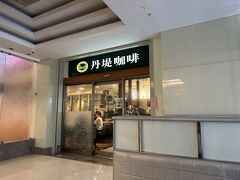 先にホテルにチャックインするということで、ファーストホテルに到着。
カフェ併設されていましたが、立ち寄れず。

