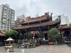 到着したのは龍山寺。屋根の上やらあちこちに龍がいっぱい。
予習あまりしてこなかったので、ガイドさんがたくさん説明してくださって、良かった。