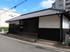 文化のみち二葉館の北側30m程のところには主税町長屋門があります。白壁地区の城下に残る武家屋敷の長屋門です。長屋門だけなのであまり見る時間もかかりません