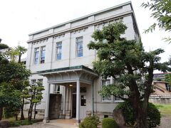 旧春田鉄次郎邸の右隣りにある大きな邸宅が旧豊田佐助邸。豊田紡績の社長をつとめた豊田佐助邸の邸宅。洋館は白いタイル張り。シャンデリアをはじめ装飾も見事です