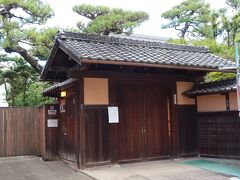 旧春田鉄次郎邸の北側裏手には百花百草があります。工事中だったのか中には入ることができませんでした