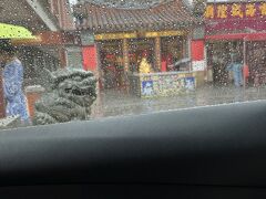 次の予定は
霞海城隍廟（約20分）なのだけど、
豪雨で車から降りられないー。傘はおりたたみの小さな傘だし、
前に横付けしてもらって、車窓から見学だけにしました。
