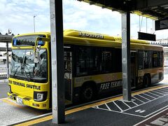 成田国際空港第3ターミナル 1F

ターミナル間連絡バスの写真。

3番の停留所から無料の循環バスで第1ターミナルに向かいます。
（5～7分間隔）

第2ターミナル ⇔ 第3ターミナル間は循環バスに乗車しなくても
歩ける距離です。

多分、次回はわざわざLCCが発着する第3ターミナルまで
来ることはないでしょう。
（大概、ANA系の第1ターミナルかJAL系の第2ターミナルの
発着便を利用するので・・・。）

https://www.narita-airport.jp/ja/access/shuttlebus/