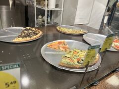 18:30
フードランドで夜ご飯調達

ピザはこの時間これしか残ってなかった
新しく作ってといったらやってないって言われた…