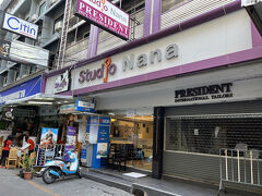 宿泊ホテルは定宿になっているStudio Nana。
立地良く、4000円/泊といつもお値打ち。
深夜まで飲んでいたにも関わらず8時過ぎに目覚めてしまう。