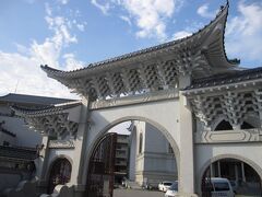 その後しばらく台中の街中を走り、最初の目的地である宝覚寺（宝覚禅寺）に到着。