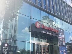 バスで約１時間ちょっとでホテル到着！

トラべロッジ東大門

1階フロントそばに荷物のスケールやWOWパス機もあります

私達は以前旅行に行った時のドルが残っていたので、WOWパスを作って200ドルをチャージしました（約26000w)