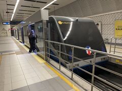 車両がこれ、フニキュレル。
イタリアの登山電車フニクリ・フニクラ、と語呂が似てるので、なんか関係があるのかも‥