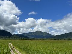 沼尻から1時間半、樹林帯を抜けると小屋が立ち並ぶ見晴に到着。

尾瀬ヶ原からの至仏山。
台風の影響で尾瀬ヶ原を歩く人もまばら。