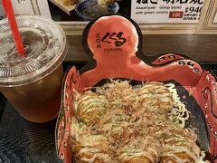 やっぱりたこ焼き食べなきゃ！と思って新幹線駅の改札入ってから食べた^ ^
全体的にやわらかめなんだね。美味しい^ ^