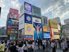大阪観光の定番、戎橋。
グリコの看板の前は相変わらず凄い人だかりです。