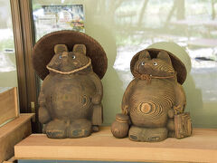 木彫りの狸です。木目の使い方が上手で、我が家にも来ていただきたい。
