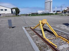 駅から出たところに展示されていました