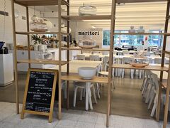 お買い物後は少し早めのランチにしました。
エントランスの右側には社員食堂があり一般の人も利用できます。
（11時過ぎの早い時間はほぼ日本人観光客でした）