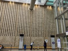 パディントン駅のエリザベスラインは新しくてきれいだし
エスカレーターやエレベーター完備なので、
大きなスーツケースをガラガラしていくのも問題ありませんでした。