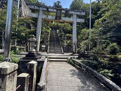 神社があったので上ってみます