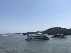 次の日は、レンタカーで松島へ。松島は観光客でいっぱいでした。
日本三景 松島湾一周は仁王丸で。
この日もとても暑く2階席に座りっぱなし。心地良し。