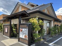 道の駅おおさきに向かう途中にお店があれば…と車を走らせたのですが、そういう時に限って無いんですよね。
大崎市街に入り、もうそろそろ道の駅おおさきという所で「鬼そば」の幟が見えて、駐車場も広かったので入ってみることにしました。