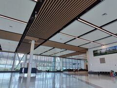 8月12日朝の9:55 ホノルル到着。
ホノルル空港の入国審査、ガラガラで一瞬で終わった！
MCPアプリを使う間もなく終わった！
ANAのフライングホヌが駐機していたので混んでると思ったので拍子抜け。

出国の時にJALカウンターでコナまで通しの荷物タグをつけてもらえたので、国際線を出てすぐに荷物を預けられた。
（復路はコナ空港で、乗り継ぎが他社便なので通しでタグは付けられないと言われる）
前の便への変更も出来ないので次のフライトまで約2時間。暇。