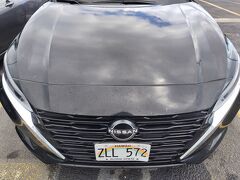ハーツはゴールド会員なので、ゴールドエリアにある車から好きなのを選べます。
以前も借りたことのある日産ALTIMAにしました。
運転したオット曰く、排気量が大きいけど馬力がないとのこと。

荷物を積み込んだら出発前に、車の状態を撮っておきます。
細かい傷の多い車だったので、念入りに！