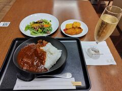 JALサクララウンジでビーフカレー。

今回は往復ともほぼ満席で、入札アップグレードは失敗だった。
エコノミーの足元の広い席は取れています。
ラウンジでごはんを食べて、機内ではしっかり寝なくては。