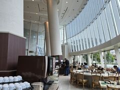 5時半から朝食レストランは開店している。
ゴルフに観光に早く出る人が多いので、本当に有り難い。
吹き抜けのレストランは明るく気持ちがいい。
座席の多いレストランだが、各料理台をいくつかのコーナーに分けて置いてあるので、ビジネスホテルのような直線型配置で一列に並ぶこともなく、快適だった。