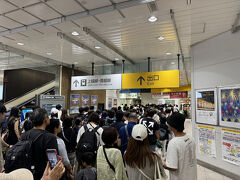 ほとんどの乗客が長岡で下車。
改札はご覧の通り大混雑・・・。
しばらく出ることができませんでした。

改札を出ると友人の子供達がお出迎えしてくれました。
