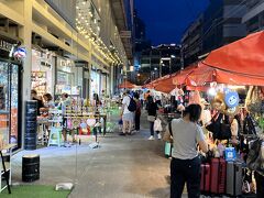 夜になりました。夕ごはんへ出かけます。

ロビンソンバンラックの周囲ではナイトバザールのような感じで多くの人で賑わっています。生鮮食料品からおしゃれ関係まで。いろんなお店があります。
