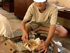 お部屋に戻ってデザートタイム。甘いもの大好きな父と息子。


