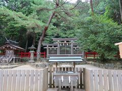 相撲神社から1km程南にある檜原神社。三輪山の北麓にある大神神社の摂社です。三輪山を神体山として、独特な形をした三ツ鳥居を持つ古い神社形態を持つ古社です