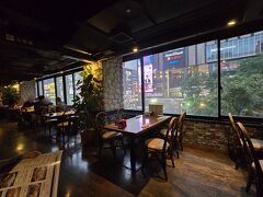 すすきの交差点そばの、コロポックルという居酒屋を18時に予約してある。18時到着時は空席もあったが暫くすると満席になった。お盆休みで家族連れの観光客が多い。