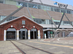 鉄道ファンにはなじみの深いレンガ車庫の3連アーチ外観も再建築されていました。一番左のアーチには、キハ52型気動車が引き出されるための軌道も敷かれています。
