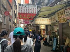 Jenny Bakeryに到着。開店10分前だが、10組くらい並んでいる。