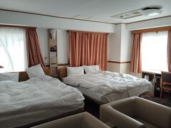 旅行０日目。
東横ＩＮＮセントレアに前泊。
写真乱れてますがデラックスツインは広めです。

公式HPからの予約で240時間駐車場無料。
宿泊代が空港駐車場代とほぼ同額なのです。