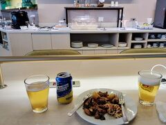 マニラ乗継。PPでマブハイラウンジ。

フィリピン航空はモニター無いし、充電も出来ず、席は狭い。
家族一同「安くても、もう乗りたくない」
以前セブ島旅行で乗った時はそれほど悪い印象無かったんだけどな～。
娘には、暇つぶしになると思いiPadにダウンロードしておいた映画を観せて凌ぎました。